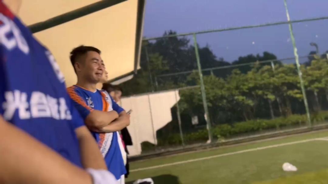 Fun-π丨雨中唱响生日歌足球狗的浪漫有几多？