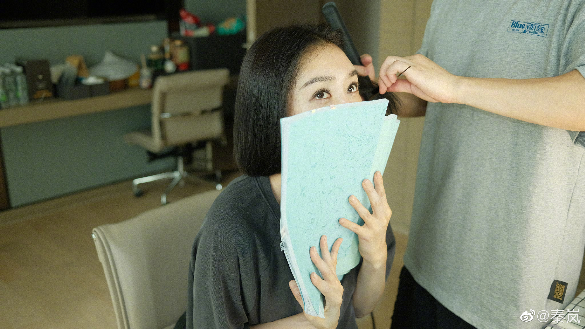 秦岚同框自拍海报少女风,秦岚穿搭机场照