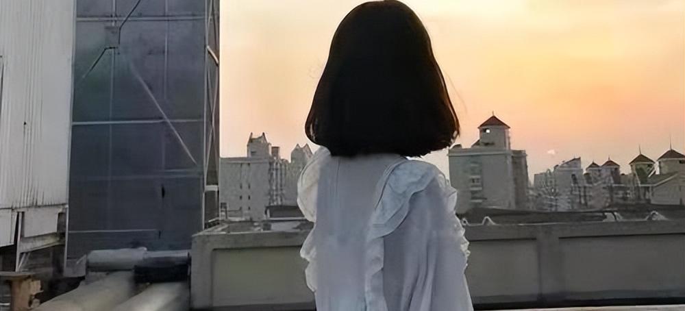 男孩骨子里自有霸气，你有钱对我无所谓，有钱没女人味的女人