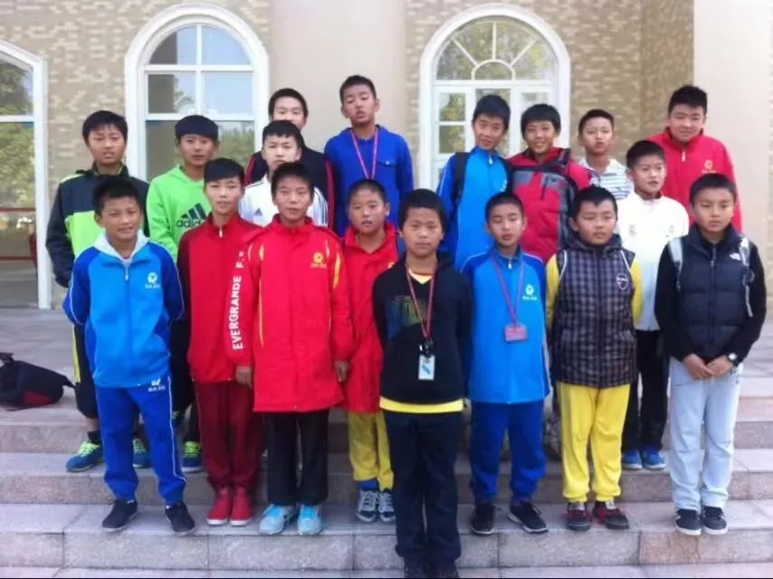 足球少年一路前行,足球少年逆风而行