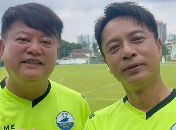 香港明星足球队赴大马比赛，72岁陈百祥，55岁李克勤，携太太前行
