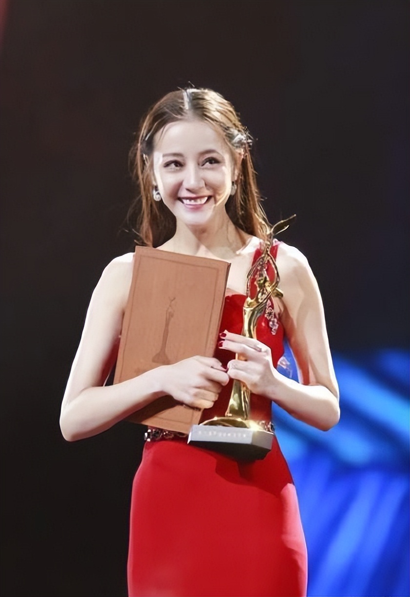 顶流迪丽热巴:被杨幂8亿捧红,工作四年无休,夺金鹰视后被嘲