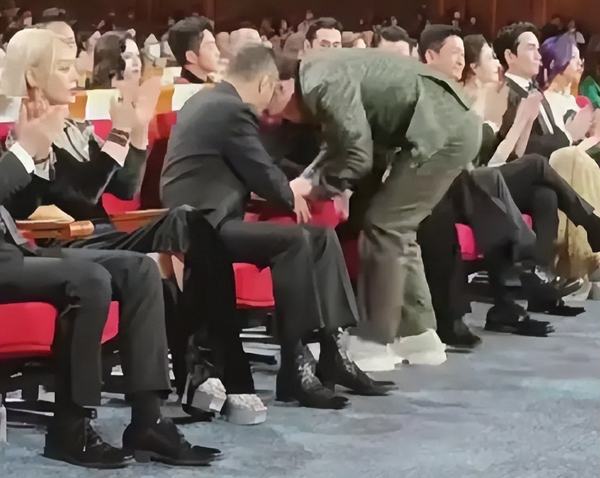 吴京黄渤成龙颁奖晚会,黄渤沈腾忘词完整版