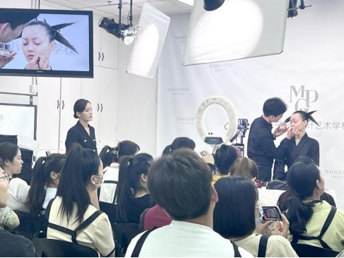 狐狸小妖2022美妆博览会,狐狸小妖化妆品集合店合作模式