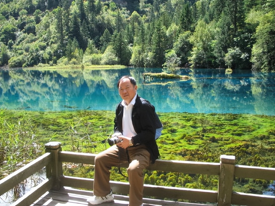 碧水逶迤湖色映九寨，银河泻影山水傲溟渤美篇制作：刘嘉国