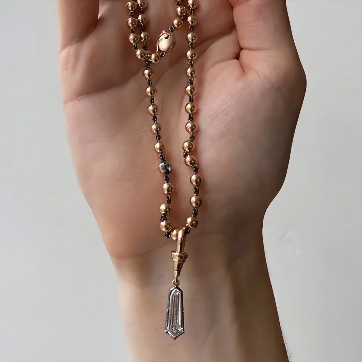 羡慕英王室“传家宝”数不胜数？学会这几招，你的珠宝盒也能常戴常新