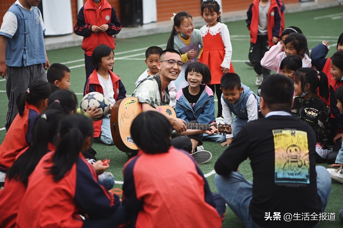 田野、诗歌与六一拼多多“为你读书”公益行动在陕西白水启动田野朗诵会