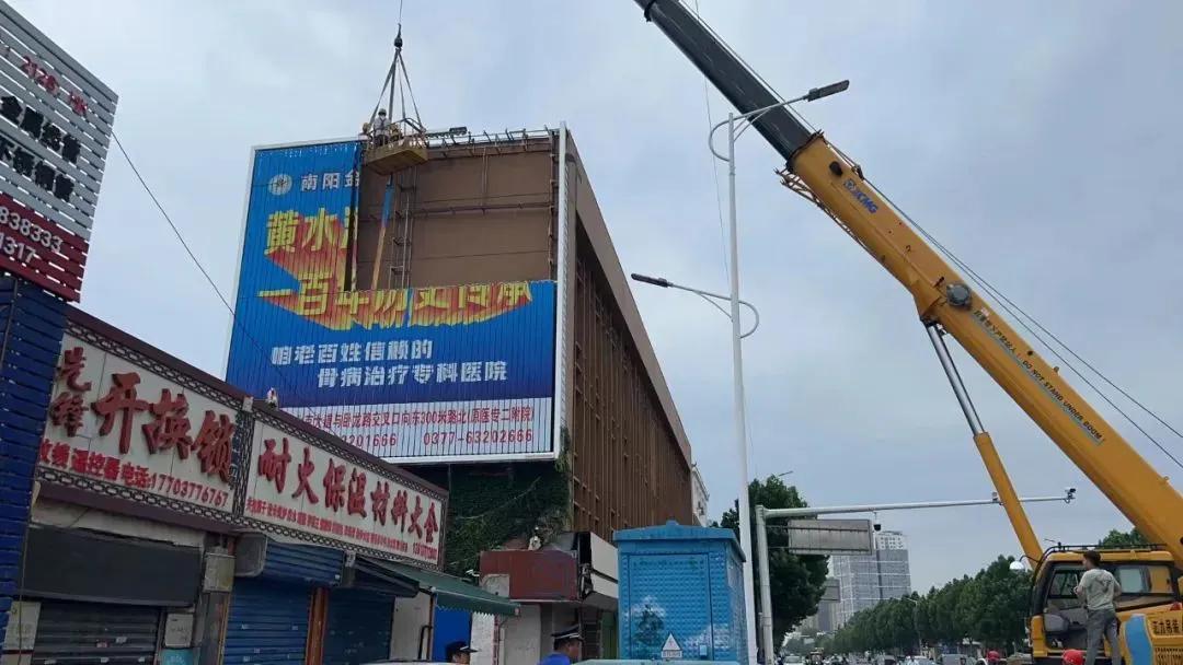 城管局整治老城区违规广告,高新城管开展市容环境专项整治