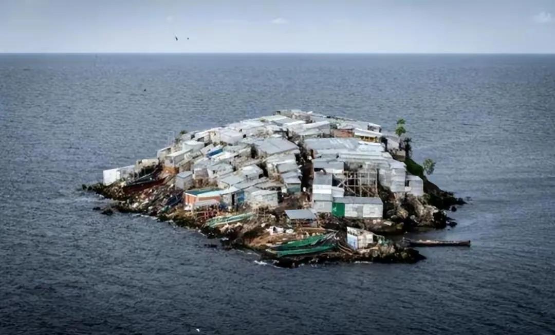 还没足球场大的非洲小岛，住了1000个居民，其他人还拼命往这里挤
