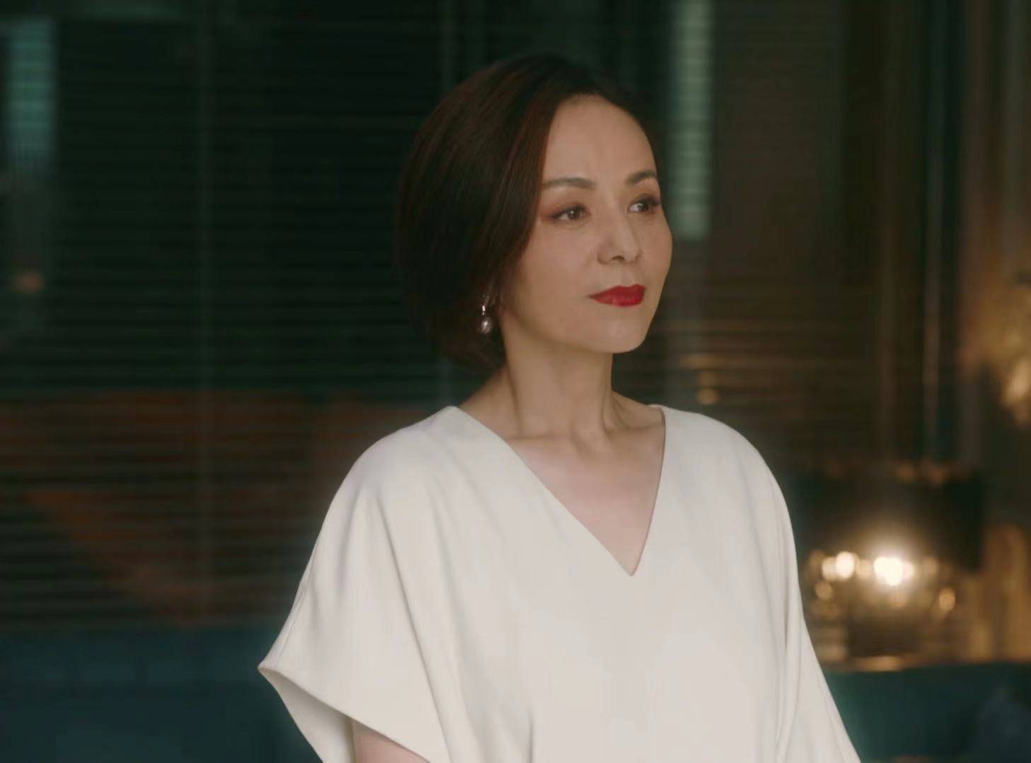 8位移居国外的明星近况：打扮奢侈逛黄金店、与外国男贴身热舞