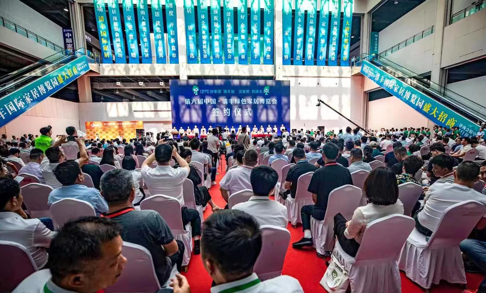 濮阳市委书记万正峰到未来星机器人科技集团展厅参观新产品