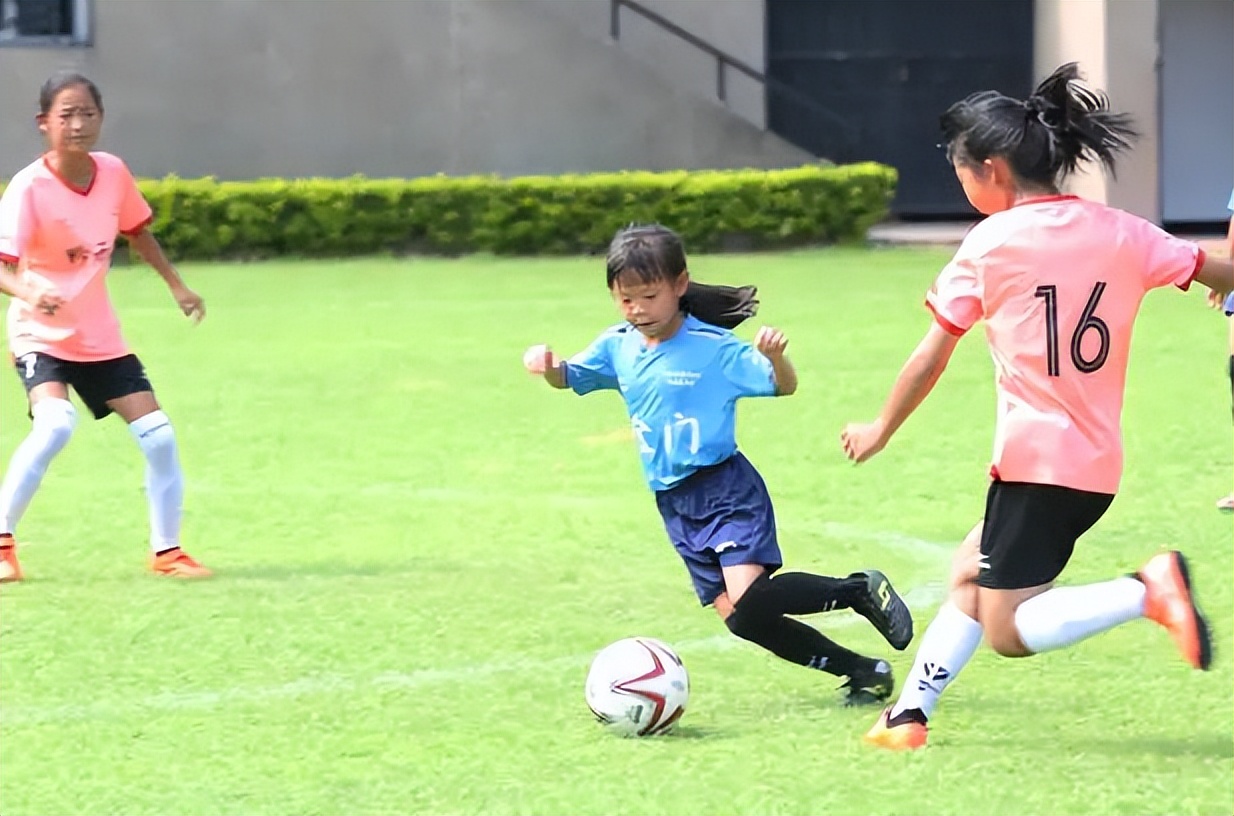 百年球场开赛两岸“足”梦少年齐聚厦门