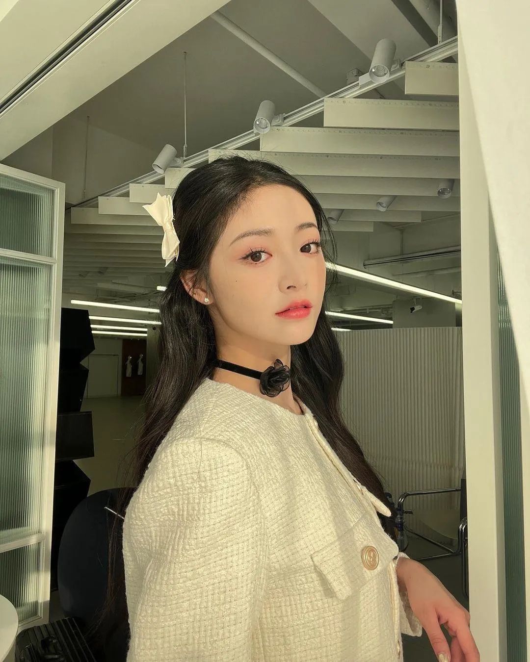 别再披头散发了教你一招秒变女神,今年别再披头散发了三款减龄发型