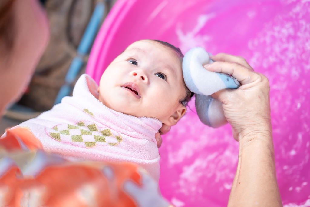 护理宝宝囟门正确的方法是,新生儿的囟门要如何保护