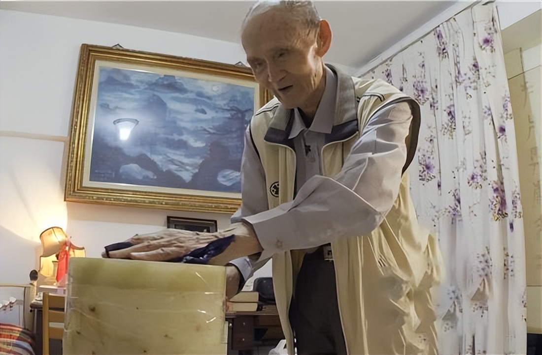 92年香港机场检测仪突然报警,安保拦住台湾律师,搜包后当即报警