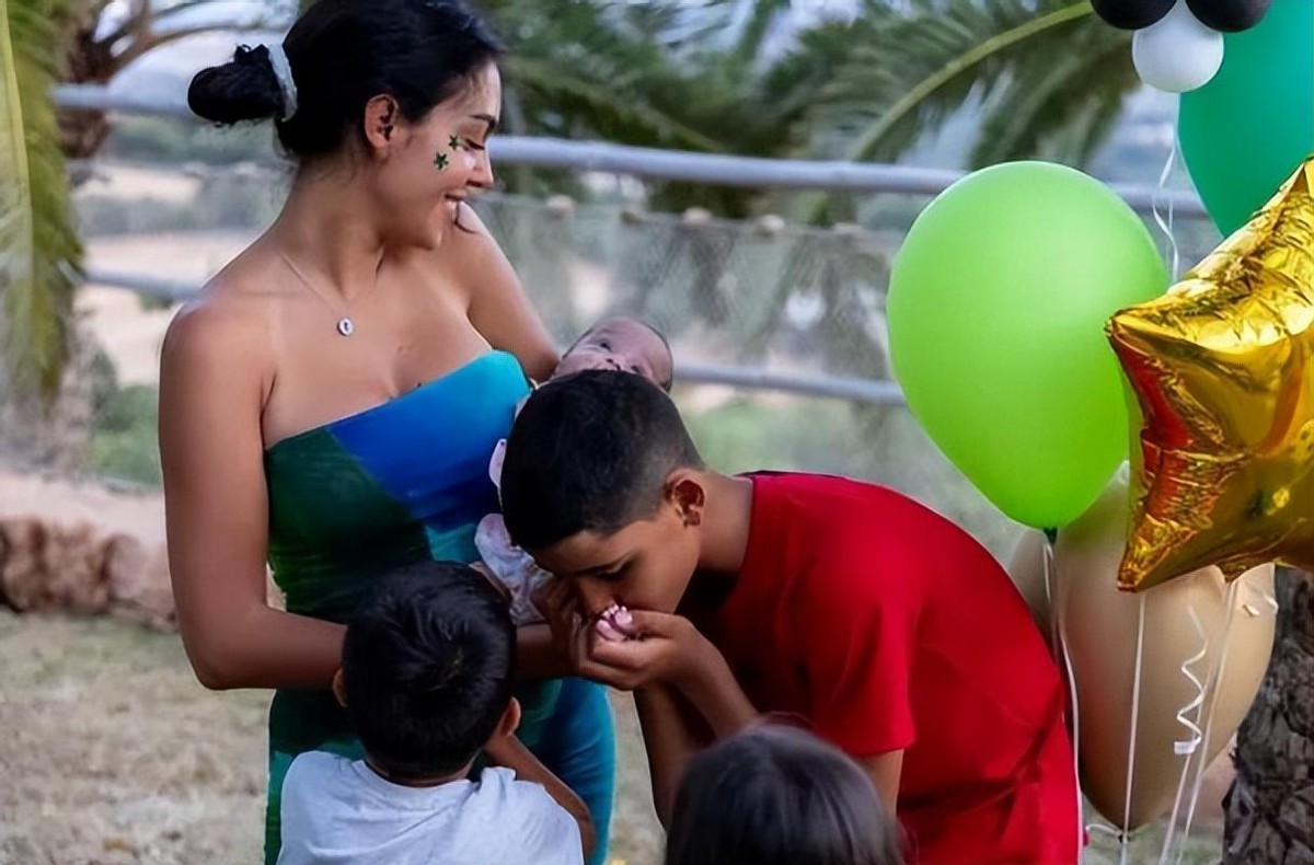 c罗有几个孩子继承了足球天赋,c罗儿子继承足球