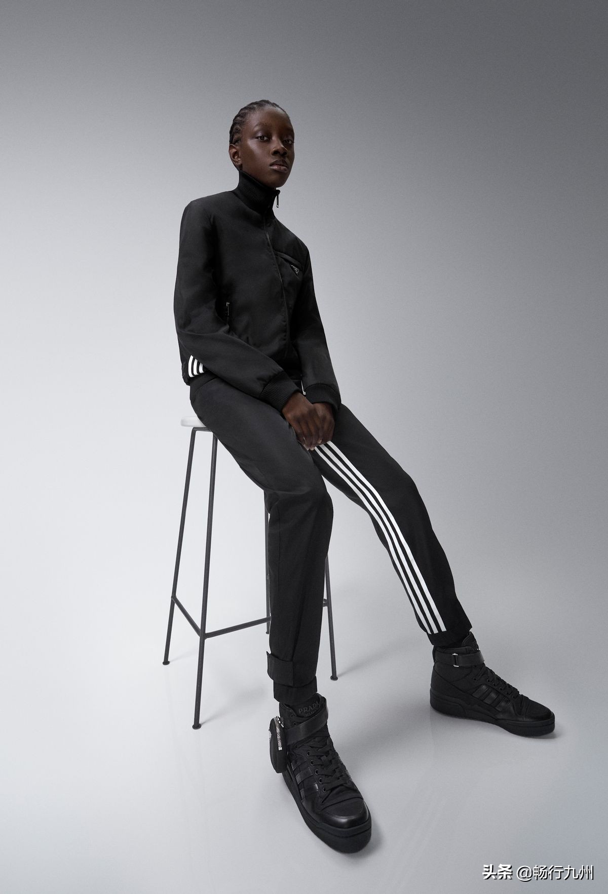 背着迷你包的Forum鞋、渔夫帽、运动服adidasPrada联名系列