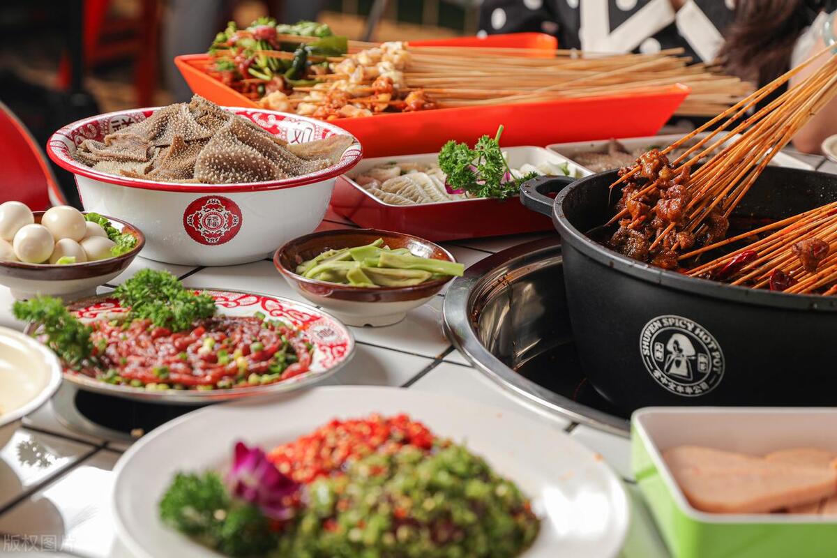 村长夫人的火锅店，生意异常火爆，但却不赚钱