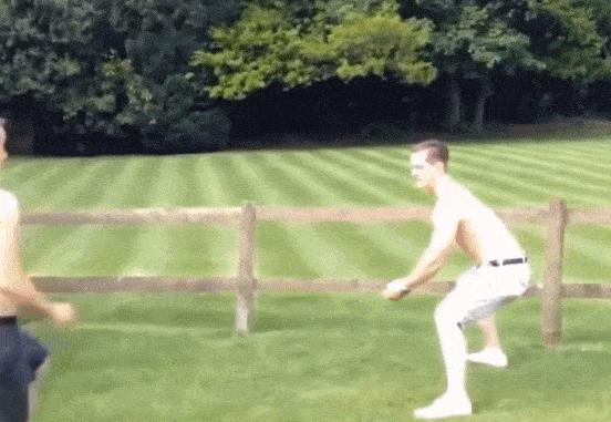 球场倾斜才能进球搞笑图,搞笑进球动图