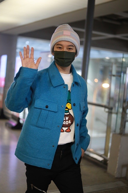 黄晓明戴渔夫帽搭白西装潮流减龄,黄晓明蓝色拼接外套