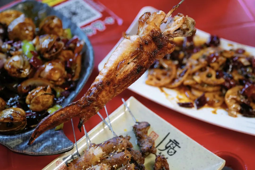 去了这座魔幻的东北烧烤之城，感觉这些年的烧烤都白吃了