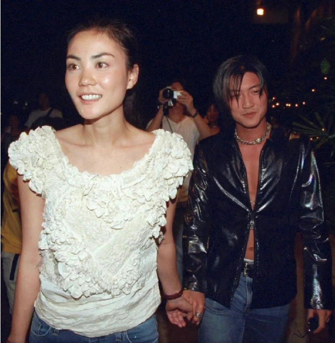 谢霆锋首次公开同王菲的关系,谢霆锋和王菲最近一次互动