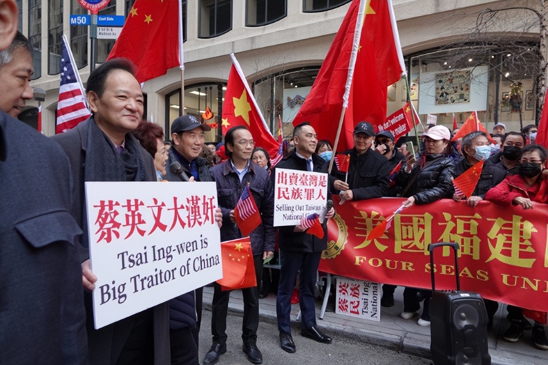 蔡英文刚到纽约,就被数百人堵在酒店,痛骂“大汉奸、*国卖**贼”