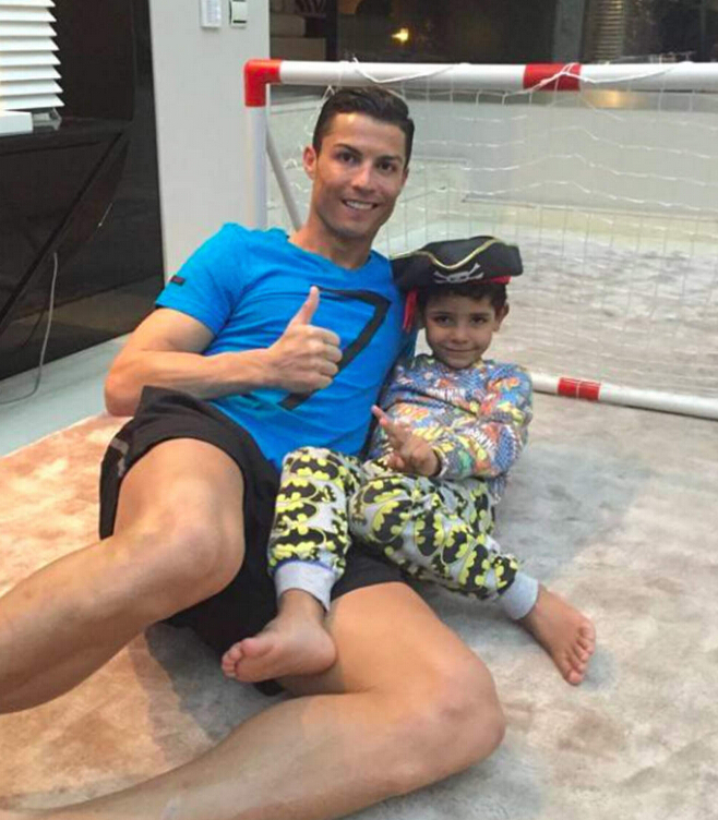 乔治娜晒c罗亲吻她脸颊照,乔治娜晒与c罗合照一生挚爱