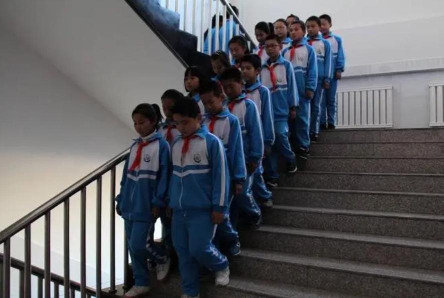 必须找学校报销!六年级女孩延时课回教室拿作业,摔倒骨折求解决