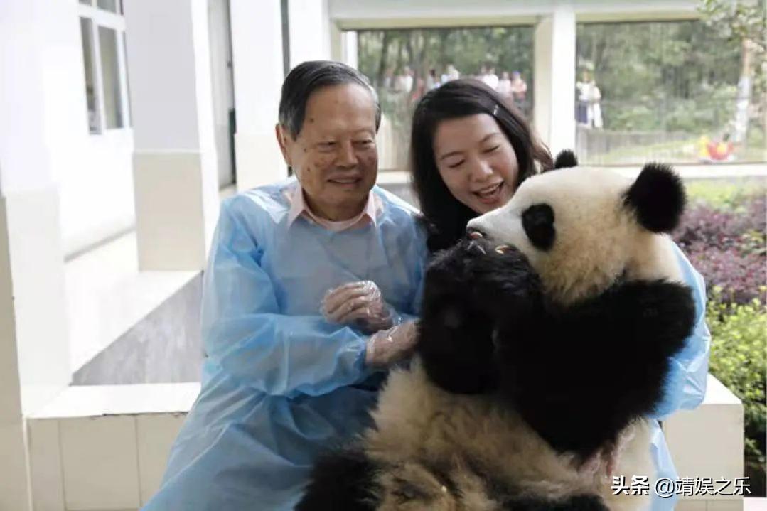 翁帆杨振宁近照曝光情侣装,翁帆和杨振宁亡妻一模一样