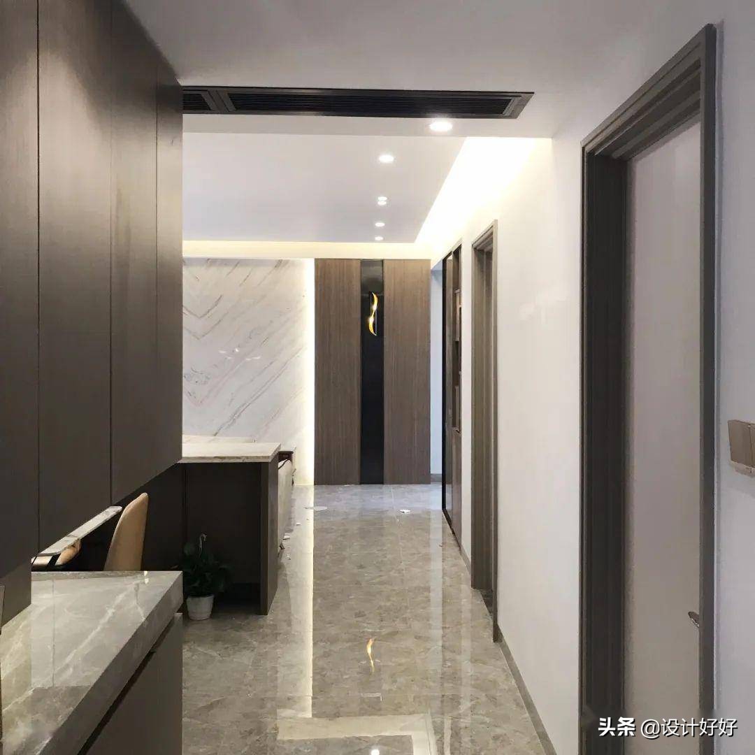灰色地砖配什么颜色的门比较好看,灰色地砖配什么颜色门和踢脚线