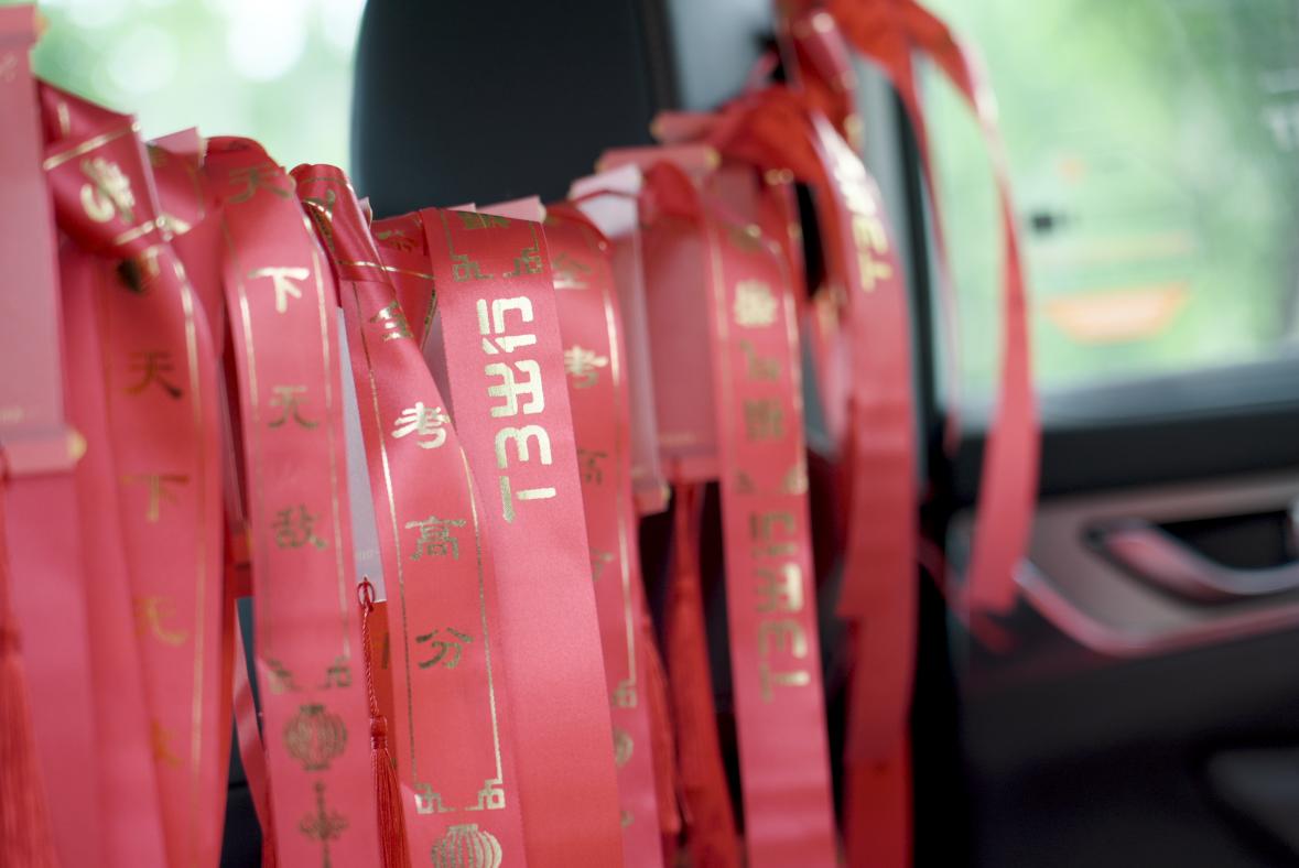 近3万名志愿者护航高考,爱心送车队全力护航高考