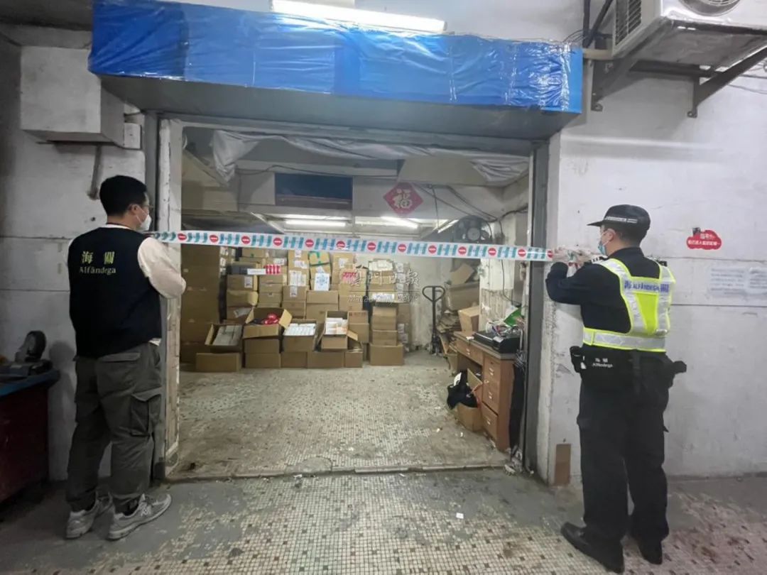 男子携带文物出境被查,男子携带可疑物品进站