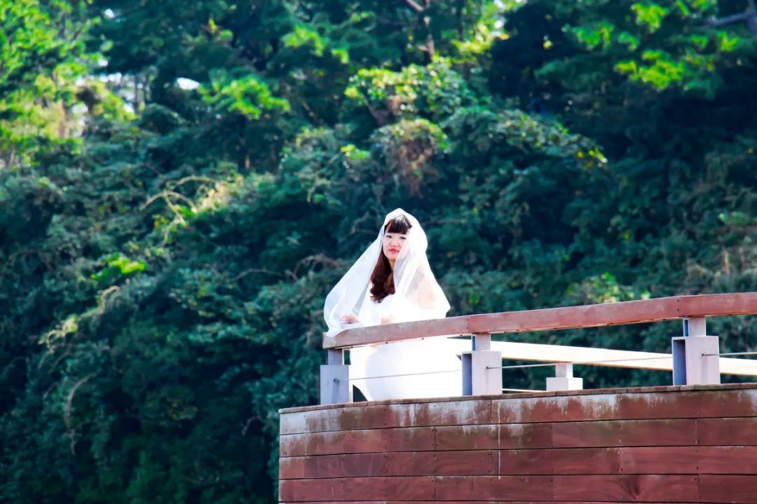 到济州岛玩遇到新人拍婚纱照,海南带着婚纱去旅行