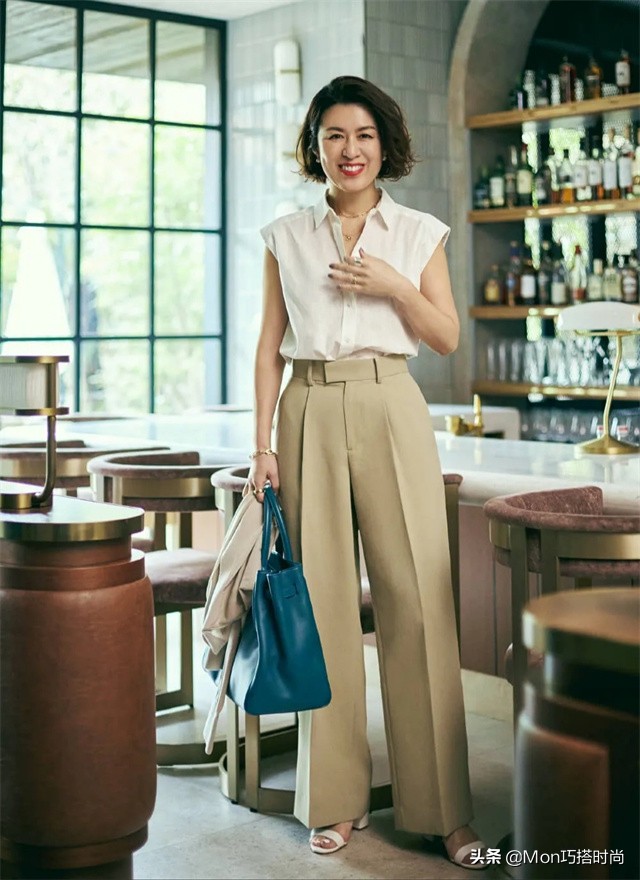 50岁还风韵犹存的女人，我只服这4位：外穿衣高雅，内饱含书卷气