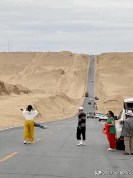 一对男女在马路中央打羽毛球,夜晚两人在马路上打羽毛球