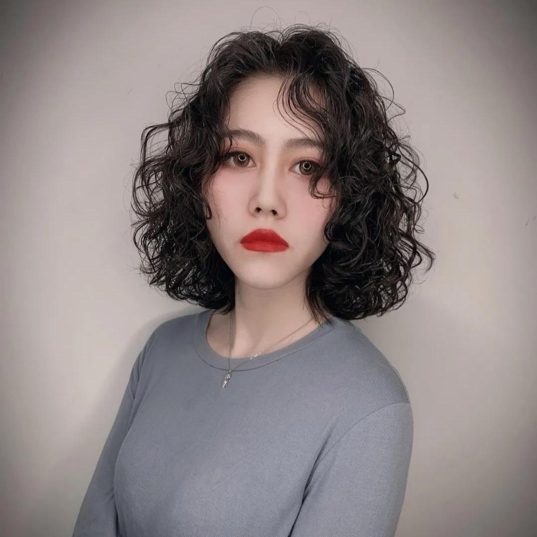 头发烫得太卷了怎样可以自然一点,头发烫太卷了显老怎么补救