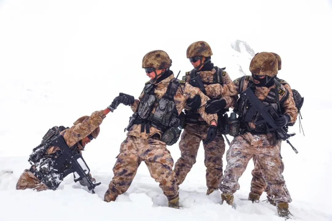 入伍一周年时，我入了*党**。实现了我为*党**奋斗一生的梦想