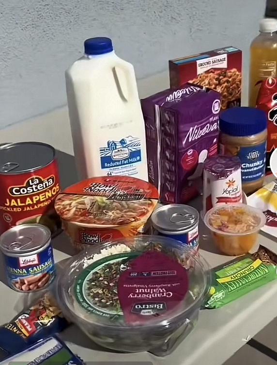 卡车夫妻美国领取救济食物,卡车司机美国领救济食物