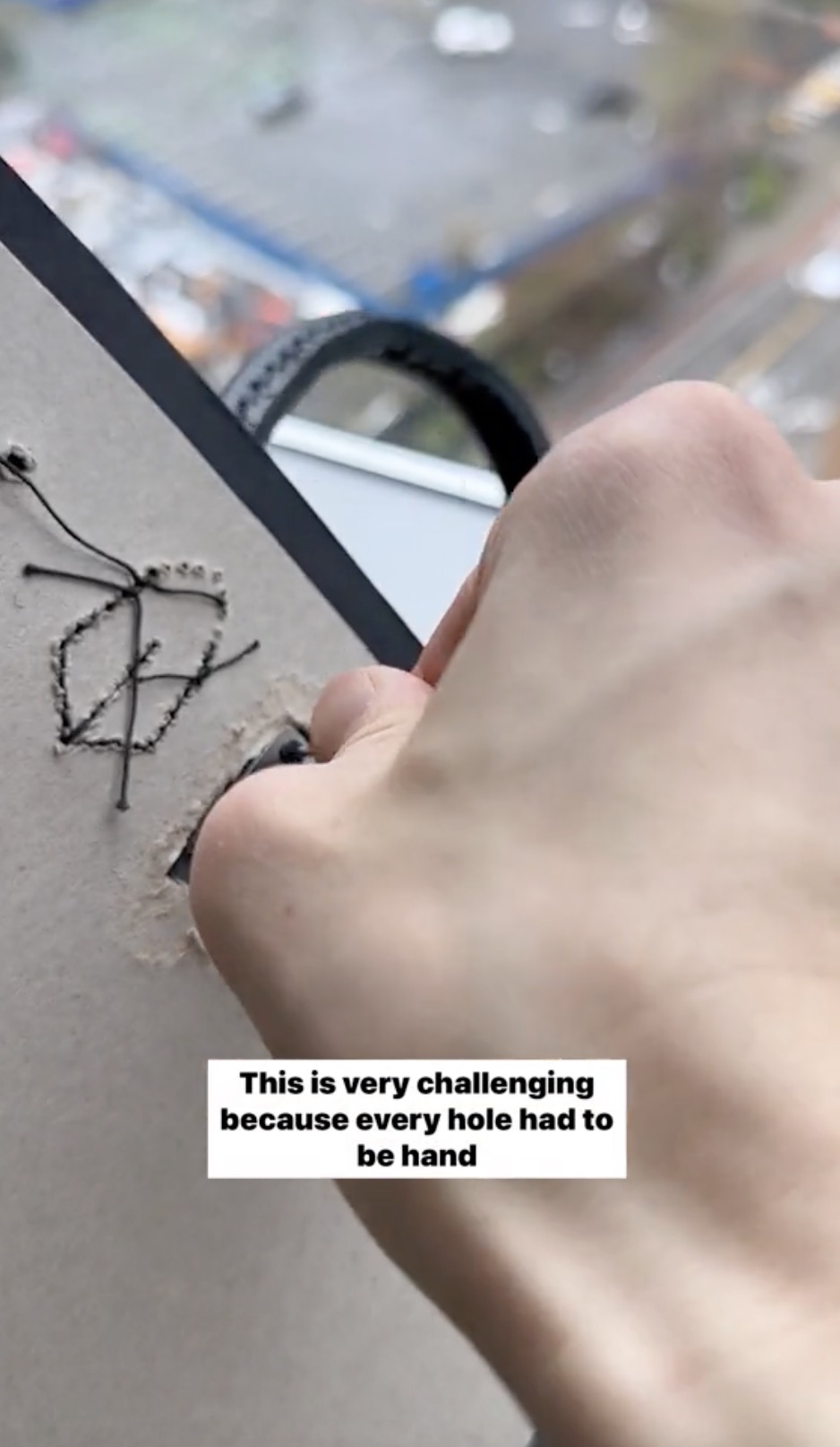 亚裔小哥花400刀手工制*爱作**马仕包送女友，网友为此吵翻！