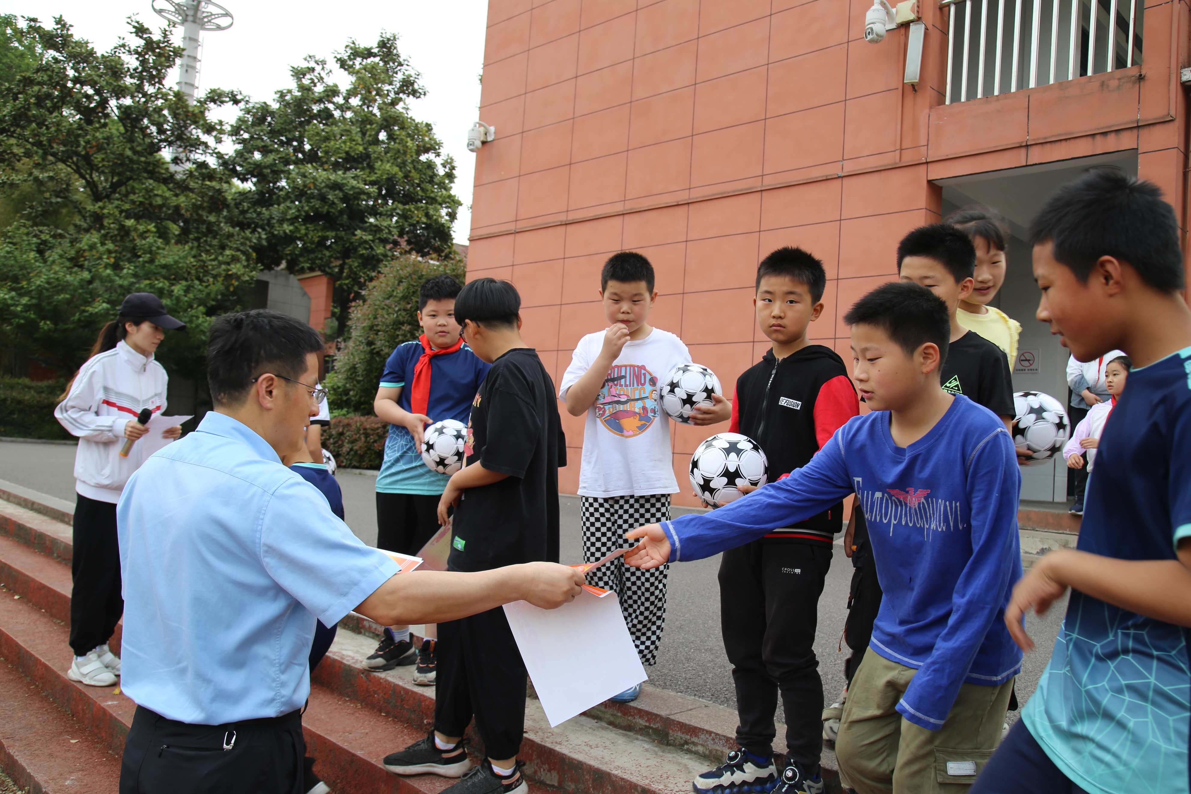 庆阳市东方红小学足球队照片,小学学校校园足球出征仪式