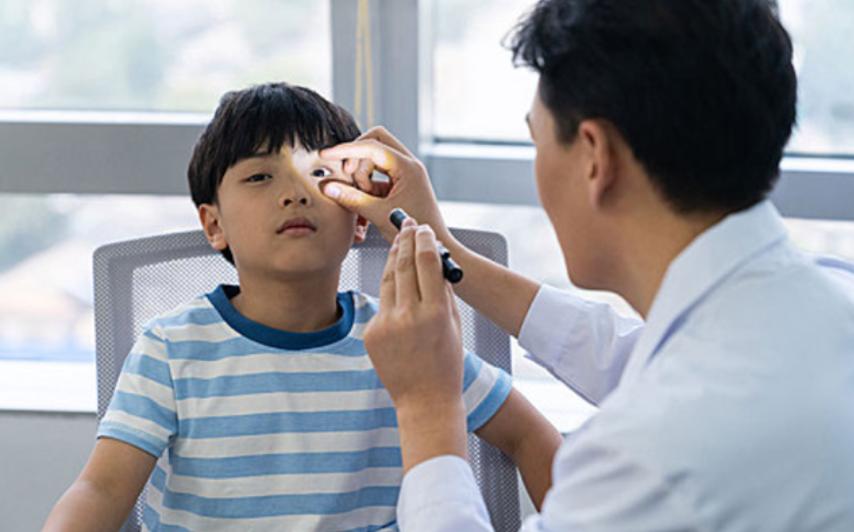 20分钟孩子眼球被融化了,男孩眼睛被融化了