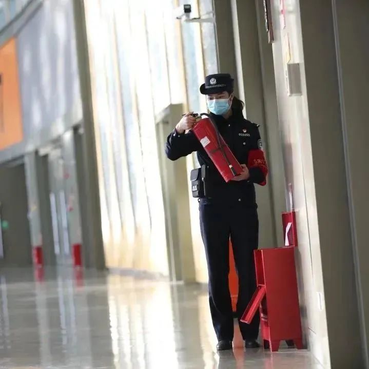 致敬了不起的她户籍女警海报,致敬了不起的她看守所女警