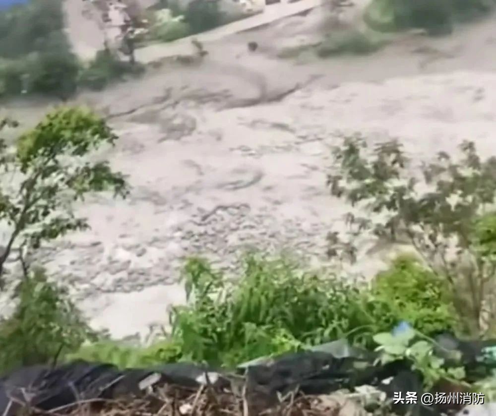 发生泥石流人员该怎样躲避,深夜发生交通事故如何处理