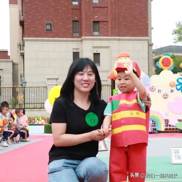 六一环保时装秀视频,幼儿园六一儿童节环保时装秀