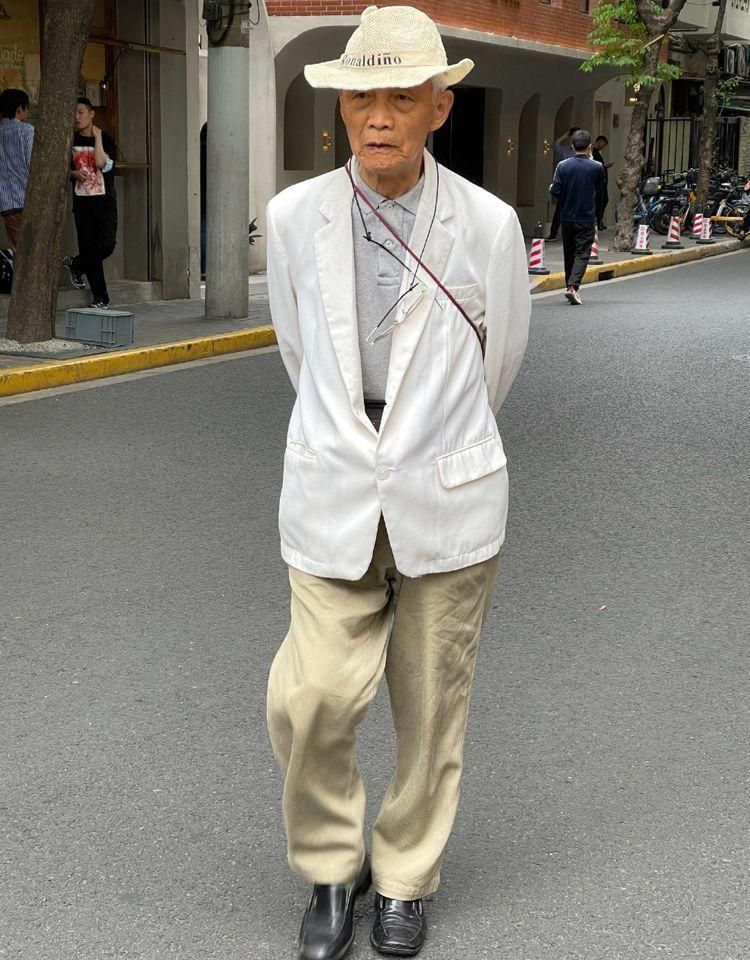 中年男子适合穿牛仔裤还是西裤,中年男人穿西裤系皮带好看吗