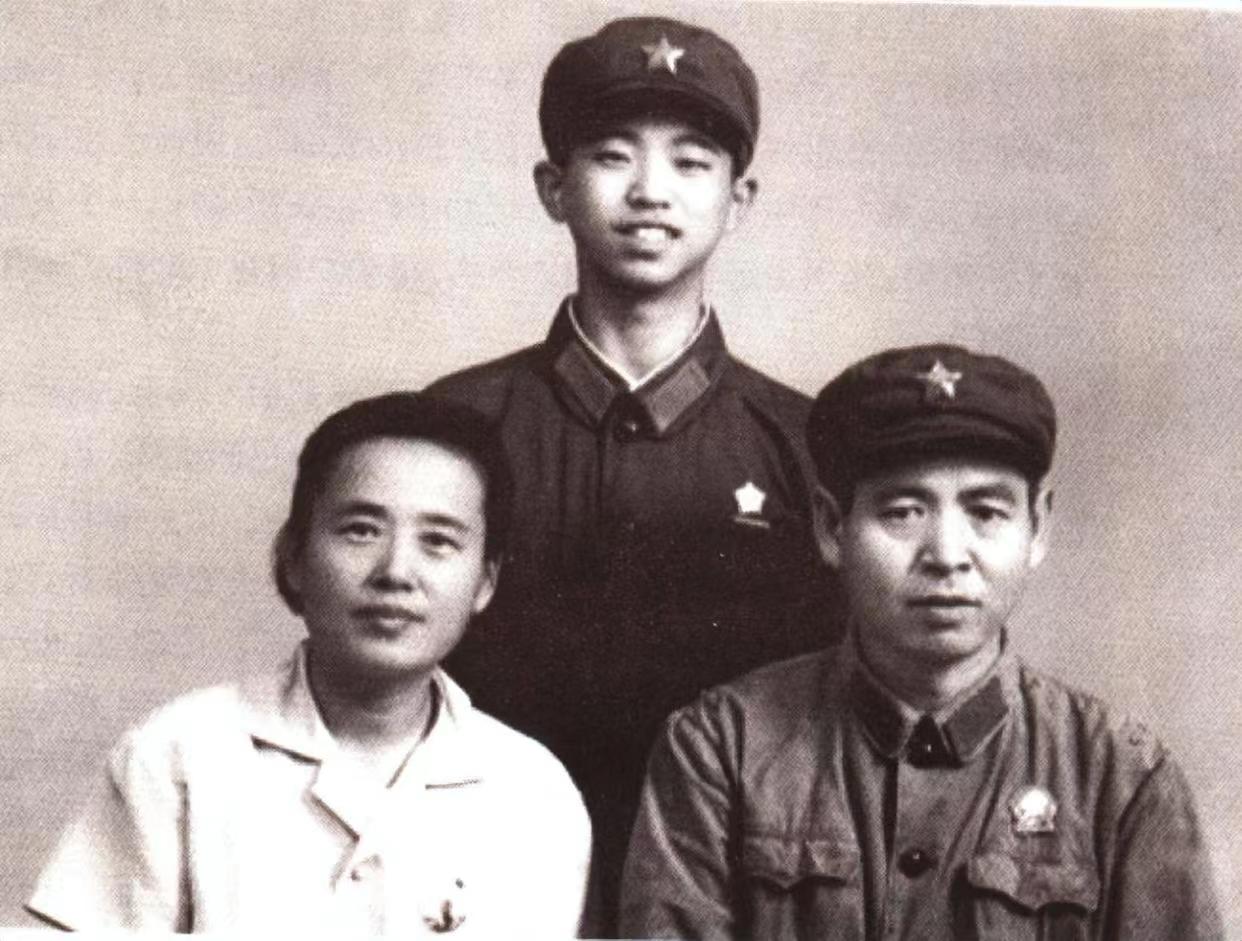 沈阳一学生给烈士陵园扫墓，十几年后才知道，原来他父亲葬在那里