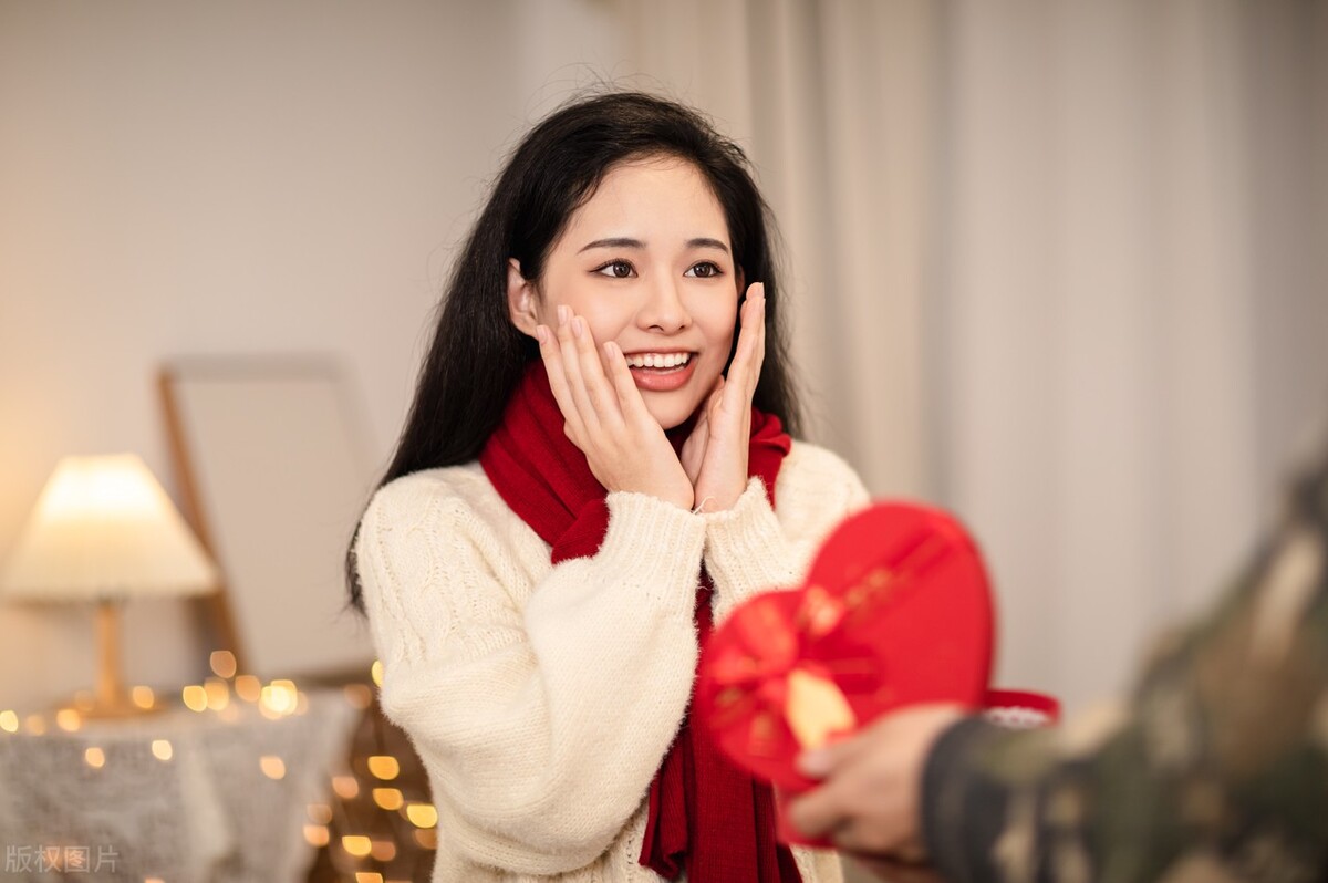 情人节收不到男友的礼物该生气吗,情人节女生可以不送男朋友礼物吗