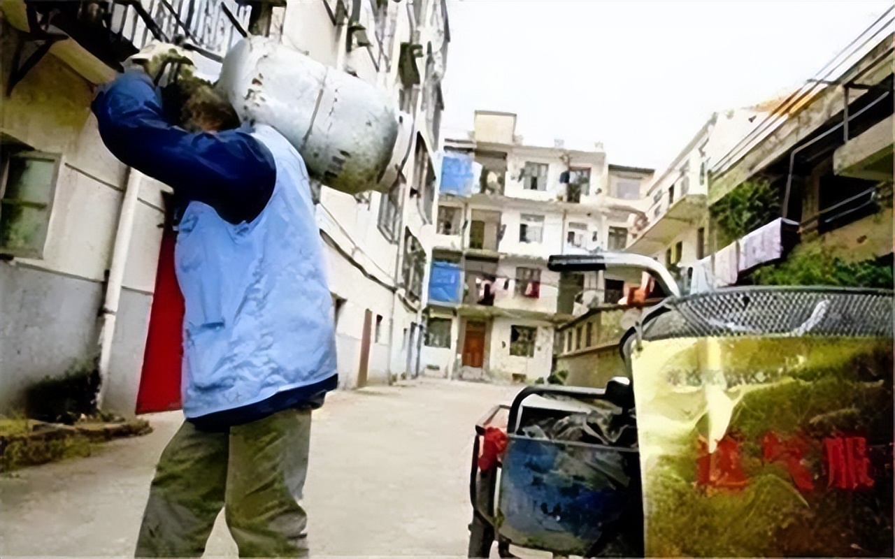 养父扛煤气罐供成博士,养父扛煤气罐培养女博士的原视频