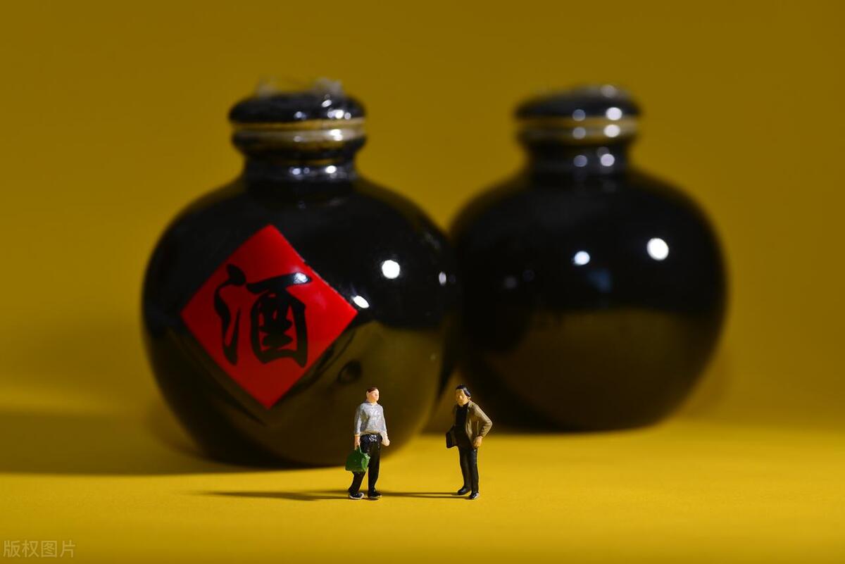 酒局上领导说“去买包烟”，不要真去买烟，老油条才懂这三个暗示